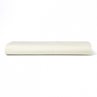 Effortless elegance. A creamy hue and high thread count distinguish this luxurious Donna Karan fitted sheet.