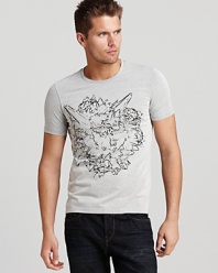 An abstract graphic fronts this uber-cool hangout tee, perfect with a pair of edgy jeans.