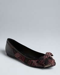 These elegant Burberry ballerinas are featured in printed silk and leather, finished off with distinctive bow and hardware details.