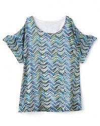 A scoop neck and oversized flutter sleeves give this zig-zag tunic a lovely drape and sassy silhouette.