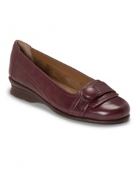 A sweet button embellishment adds fashionable flavor to Aerosoles' Raspberry flats. With a round-toe shape, low heel and flexible sole, they're a consistently comfortable choice as well.
