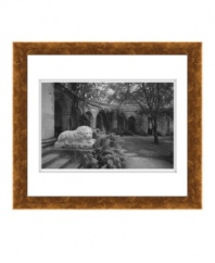 With a replica of sculptor Antonio Canova's crouching lion, this ornate garden landscape exudes grandeur in classic black and white. A wooden frame completes the look with warm gold tones.