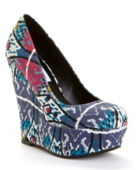 Brighten your fashion outlook with the Pammyy platform wedges by Steve Madden. Covered in bold, printed fabric, they're a unique finish to both leggings and dresses.