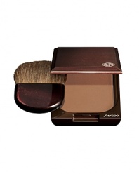 An oil-free bronzing powder that provides an all-day, air-brushed finish. Creates a natural, radiant sun-kissed look. Formulated with Soft Airy Powder for a perfectly even, natural finish.