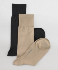 Start your workweek with a touch of luxury. These sleek flat-knit socks from Perry Ellis exude handsome sophistication.