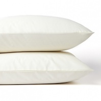 Effortless elegance. A creamy hue and high thread count distinguish these luxurious Donna Karan pillowcases.