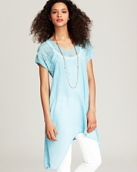 This embroidered eyelet Johnny Was Collection tunic is as sweet as a country love song. Add a long necklace and hobo bag for easy-going glamour.