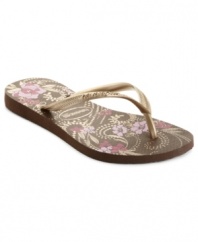Think spring. Flirty flowers scroll across the footbed of these classic flip flops by Havaianas.