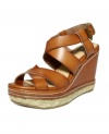 The perfect complement to your everyday style, these R2 Clarissa wedge sandals will up the ante on any outfit.